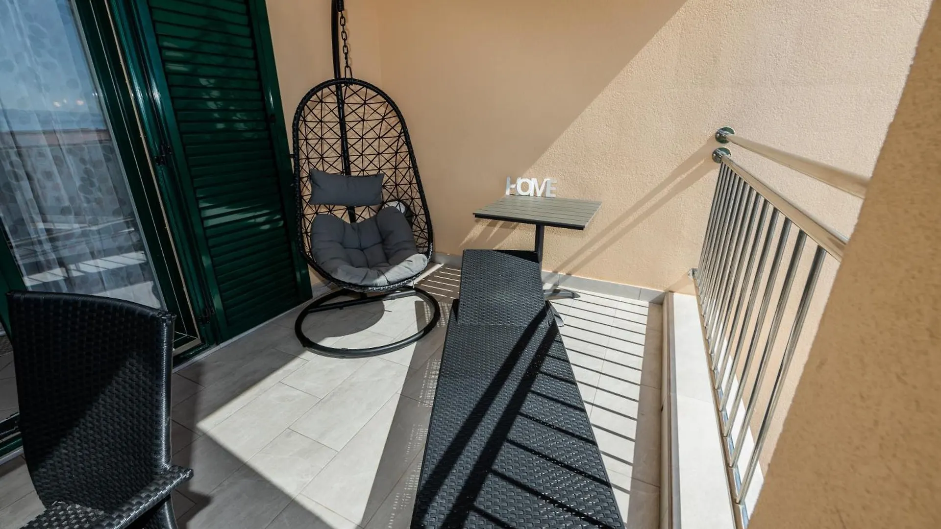 Sun Island Apartment Trogir 0*,