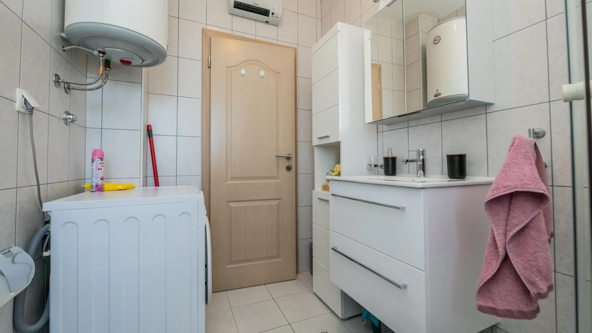 Sun Island Apartment Trogir 0*,  Croácia