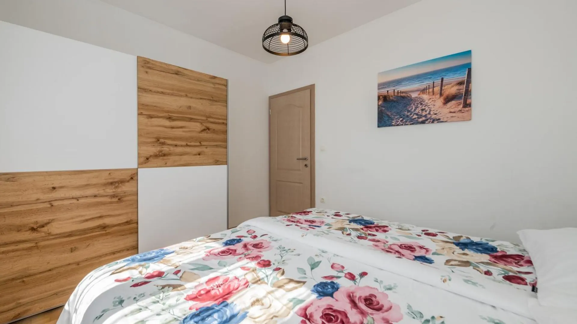 Sun Island Apartment Trogir 0*,  Croácia